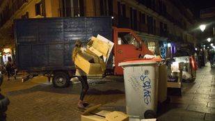 Imagen de archivo de un camión 'pirata' de recogida de cartón en Madrid.