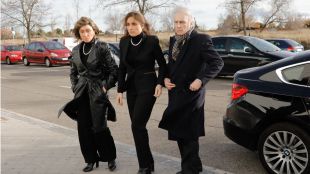Familiares y amigos dan el último adiós a Carmen Franco