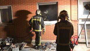 Los Bomberos sofocan las llamas que han arrasado el inmueble