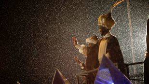 Los Reyes Magos recorren Madrid bajo una intensa lluvia