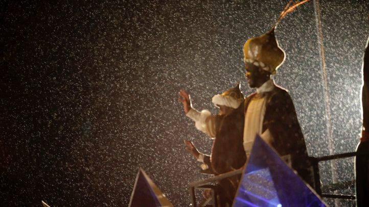 Los Reyes Magos recorren Madrid bajo una intensa lluvia