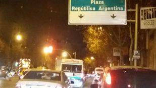 El túnel de República Argentina lleno de coches este lunes por el corte al tráfico