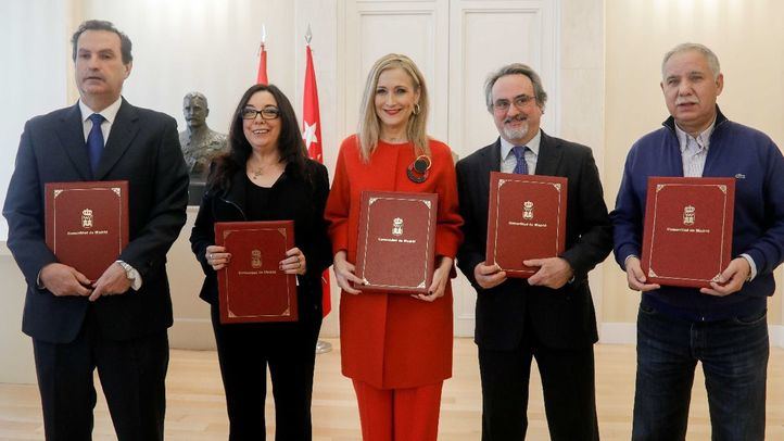 La presidenta regional y los representantes de los sindicatos.