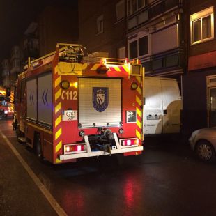 Un fuego atrapa a once vecinos en Fuenlabrada