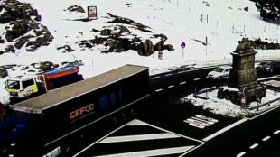 La AP-6 reabre tras horas cerrada por el vuelco de un camión