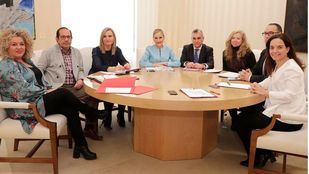 Los alcaldes afectados por la línea C-3 de Cercanías se reúnen con la presidenta de la Comunidad, Cristina Cifuentes.