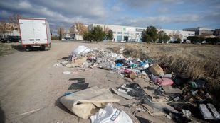 Vertedero ilegal en el camino de los Molinos junto al polígono Marconi en el distrito de Villaverde.