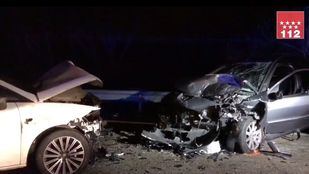 Colisión entre dos turismos al intentar esquivar unos jabalíes