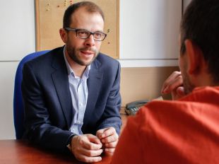 El PSOE pide la retirada del decreto de pisos turísticos