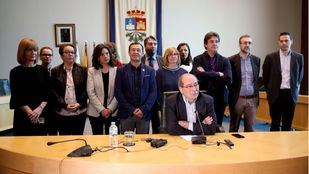 Manuel Robles, alcalde de Fuenlabrada, acompañado por la corporativa municipal en su despedida del Ayuntamiento.