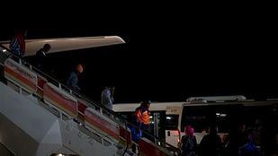 Llegada de refugiados al aeropuerto.