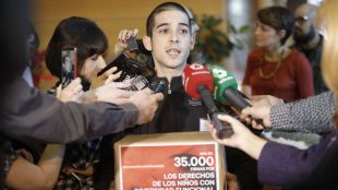 Un 'padre coraje' lleva 35.000 firmas a la Asamblea