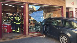 Un hombre de 70 años estrella su coche contra una pastelería