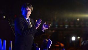 Puigdemont reta al Gobierno tomando un vuelo hacia Dinamarca: se intentará su detención