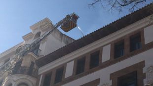 Incendio en un edificio en obras en la calle Fortuny