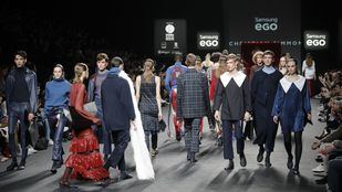 Impresión de prendas en directo en el desfile de ZER, ganadora de Samsung EGO