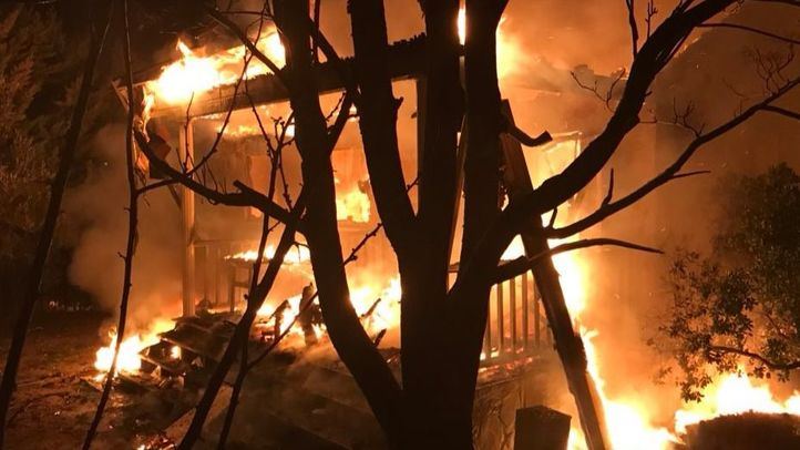 Los bomberos sofocan el fuego originado en un chalet en Colmenar del Arroyo