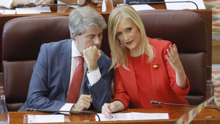 La presidenta de la Comunidad de Madrid, Cristina Cifuentes, junto a Ángel Garrido, en el Pleno.