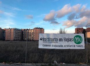 Una pancarta reclama la construcción del instituto en el barrio de Rejas