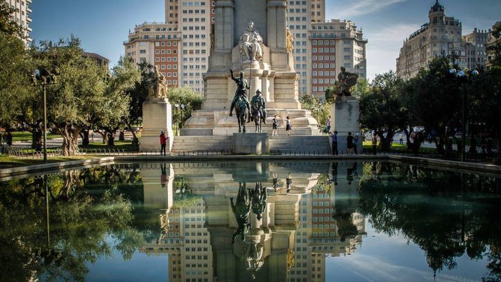 Monumento a Cervantes en la Plaza de España, diseñado por Pedro Muguruza.