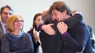 Manuel Robles se funde en un abrazo con Javier Ayala, su sucesor como alcalde de Fuenlabrada.
