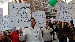 Protesta de los vecinos de Chamberí el día de la inauguración del campo de golf del Canal.