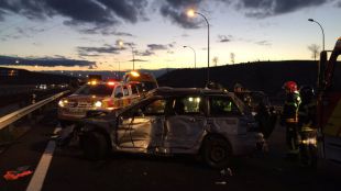 Pierde el control de su coche y le arrolla un bus en la M-45
