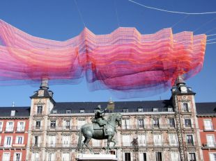 Algo flota sobre la Plaza Mayor