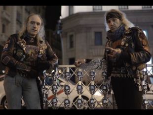 Una valla de calaveras para 'los heavies de Gran Vía'