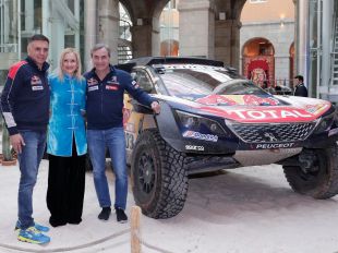 La Comunidad homenajea al campeón Sainz