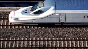 El AVE llega a Madrid con 12 años de retraso y ocho minutos de adelanto