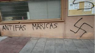 Pinturas neonazis en el local de la asociación vecinal Fleming, en Coslada