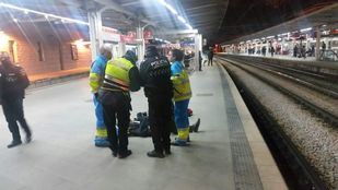 La Policía atiende al hombre caído en las vías.