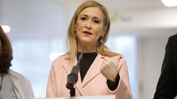 La presidenta de la Comunidad de Madrid, Cristina Cifuentes, junto al consejero de Sanidad, Enrique Ruiz Escudero, han visitado las nuevas salas de las urgencias pediátricas del hospital La Paz.
