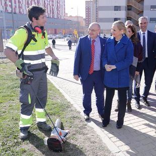 Cifuentes hará huelga "a la japonesa" el 8-M