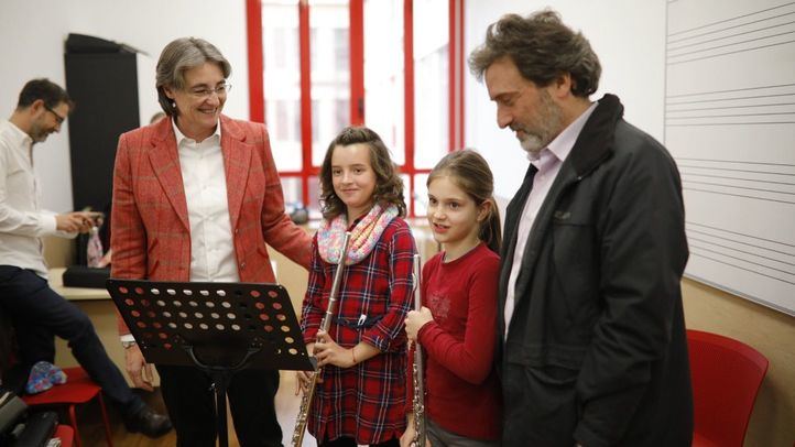 La delegada de Equidad y Asuntos sociales del Ayuntamiento de Madrid, Marta Higueras, y el concejal presidente del distrito de Chamartín, Mauricio Valiente, han visitado la escuela de música María Rodrigo tras su remodelación.