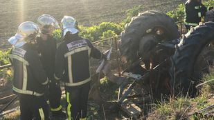 Fallece un hombre aplastado por su tractor