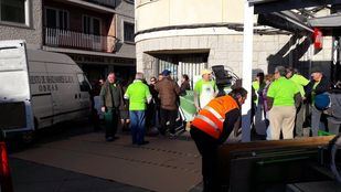 Vecinos del Soto del Real preparando la manifestación de este domingo