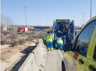 Un motorista resulta herido tras caer en la A-5