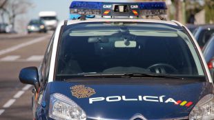 Hallado un hombre desnudo y apuñalado en su casa