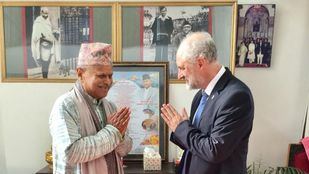 Cueto se entrevista con el expresidente de república de Nepal