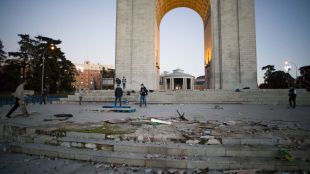 Suciedad, desperfectos y abandono en la plaza de la Victoria y el Arco de Moncloa.