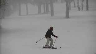 La nieve se va y llega el viento: pistas cerradas en la Sierra