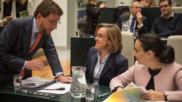 Los portavoces del PP y del PSOE charlan antes del inicio del Pleno.