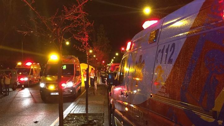 Los servicios de emergencias atienden a la mujer tras el atropello