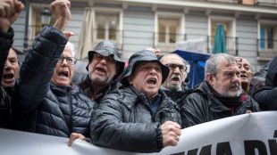 "No hay derecho": los jubilados bloquean Hacienda