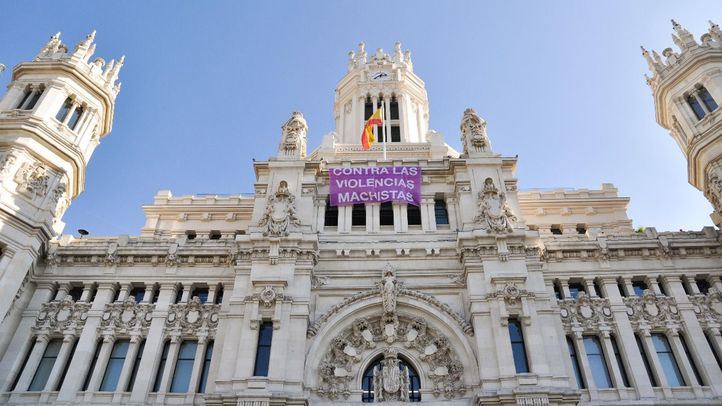 La alcaldesa de Madrid acompañada de los portavoces municipales del PSOE y Ciudadanos recibe a once representantes del Movimiento Feminista responsable de la organización de la Marcha Estatal contra las Violencias Machistas.