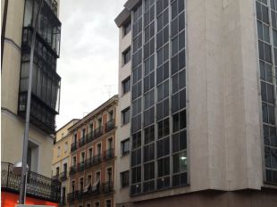 VÍDEO l Cae el muro de un edificio de oficinas sobre otro de viviendas en Chamberí