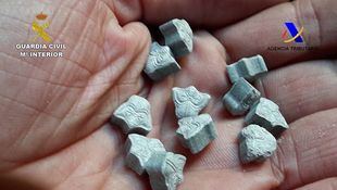 Pastillas y material requisado por la Guardia Civil