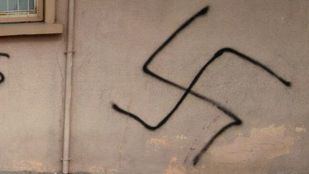 Aparecen pintadas con 'Gora ETA' y esvásticas en Las Rozas